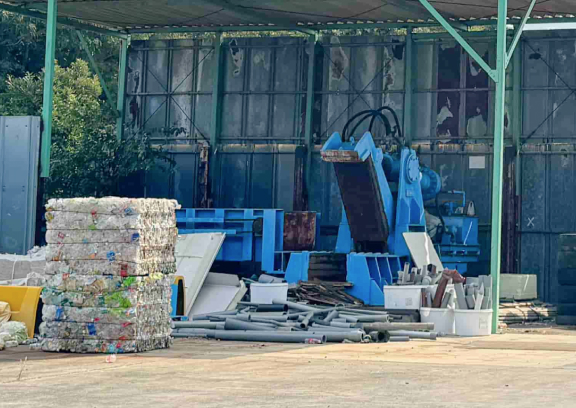 プラスチック自動圧縮梱包機（1基）